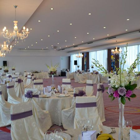 Marshal Garden Hotel Bucarest Restaurante foto A wedding reception at the InterContinental Budapest