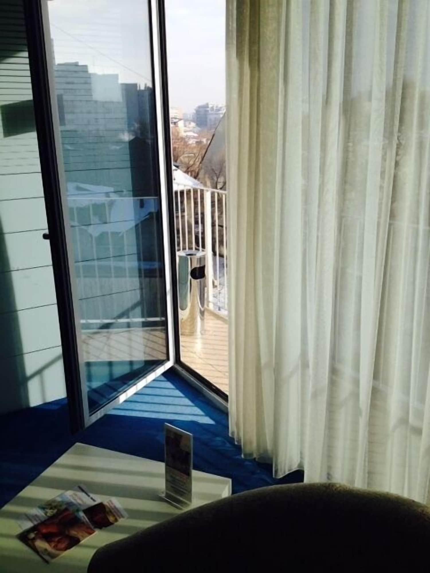 Marshal Garden Hotel Bucarest Exterior foto A balcony on a cruise ship