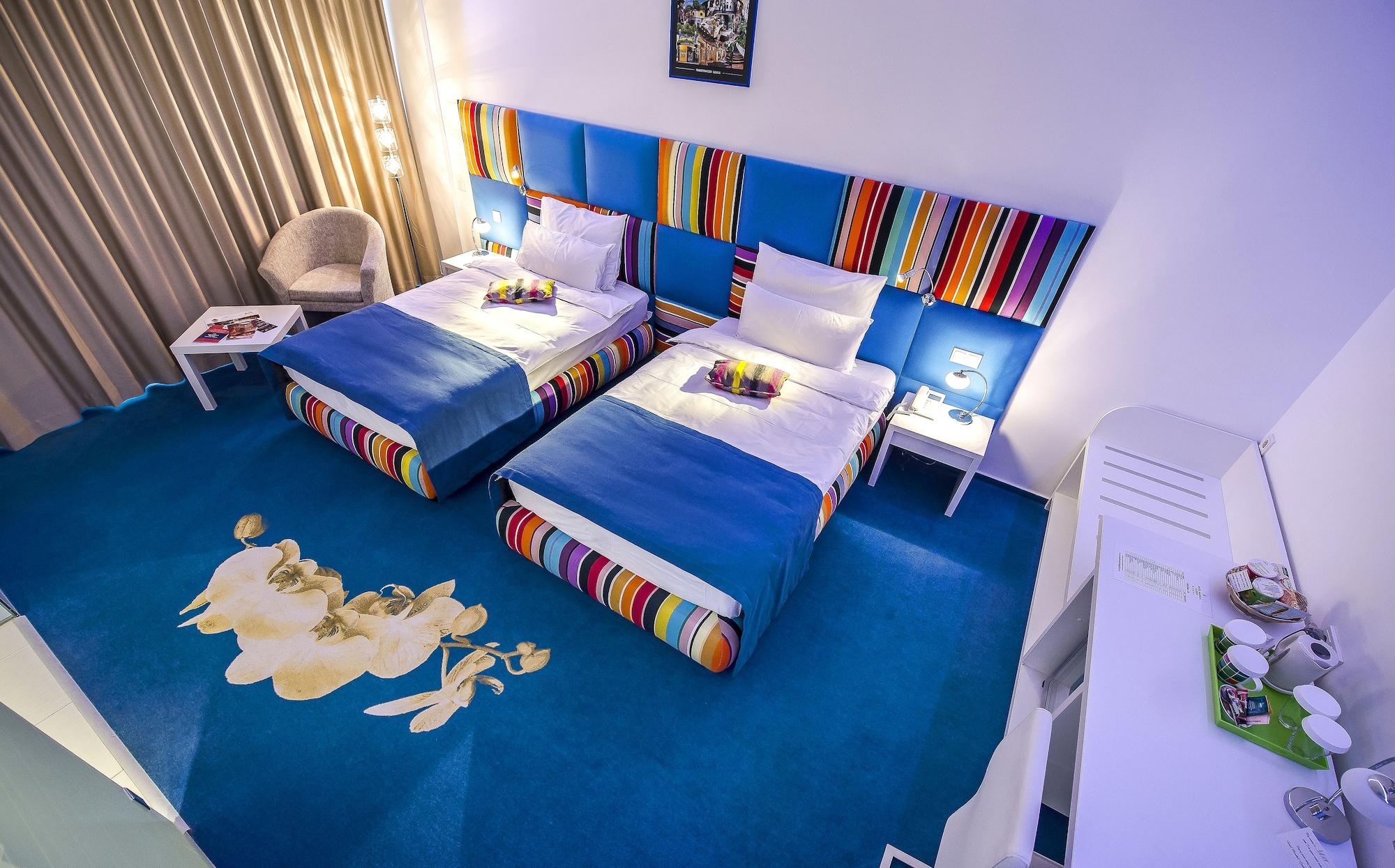 Marshal Garden Hotel Bucarest Exterior foto Family room
