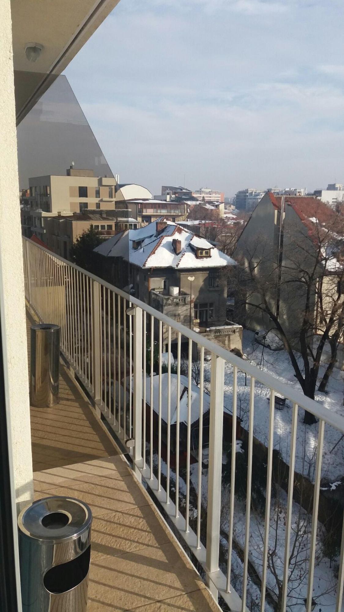 Marshal Garden Hotel Bucarest Exterior foto A balcony in Vienna