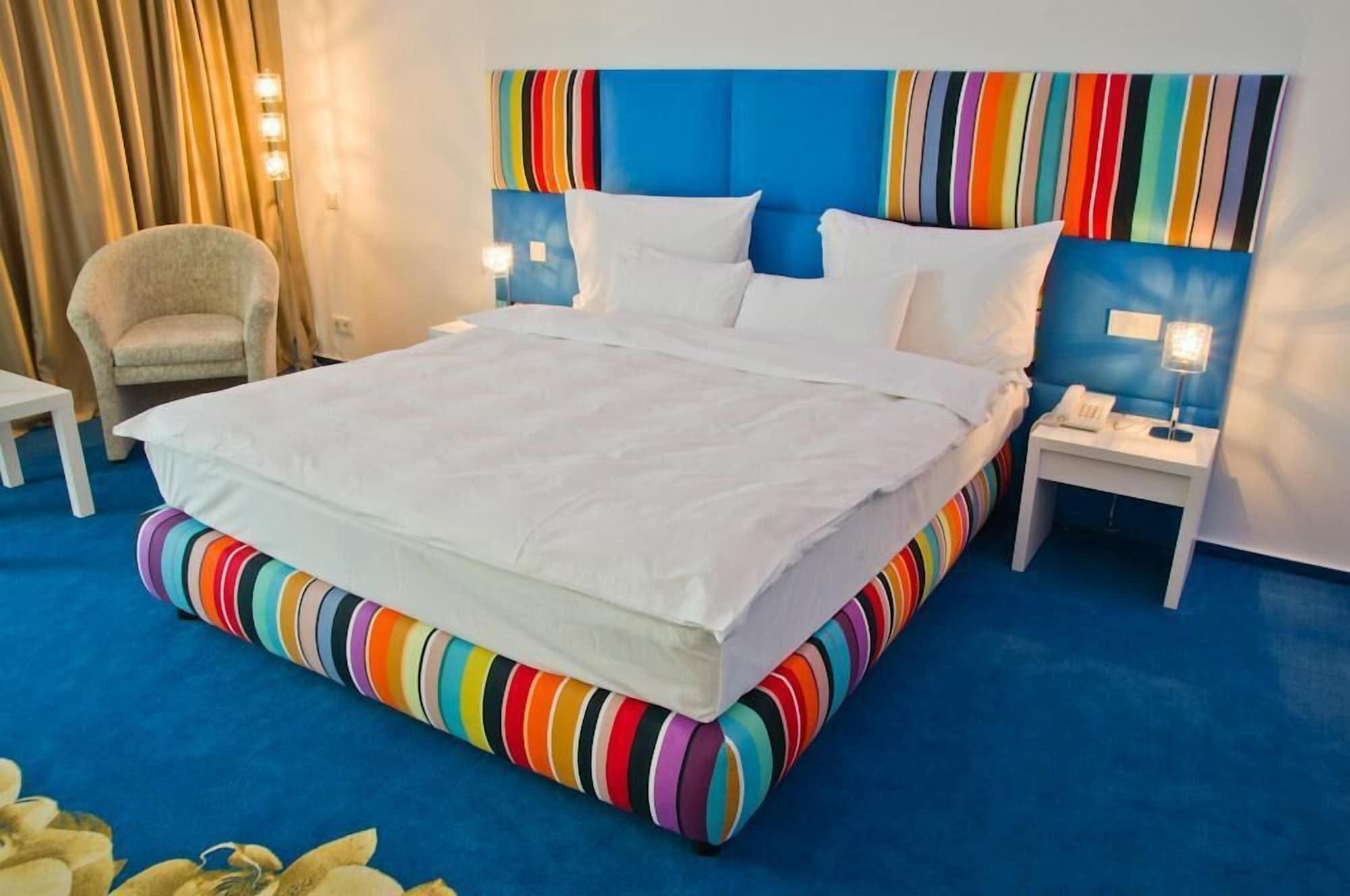 Marshal Garden Hotel Bucarest Habitación foto A bed