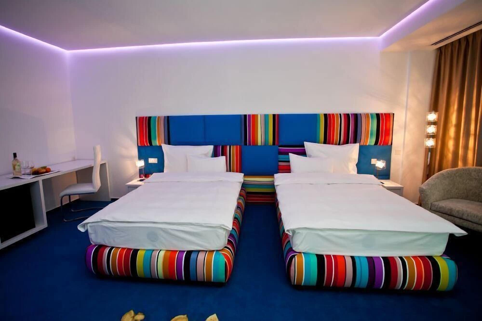 Marshal Garden Hotel Bucarest Habitación foto A room at the hotel