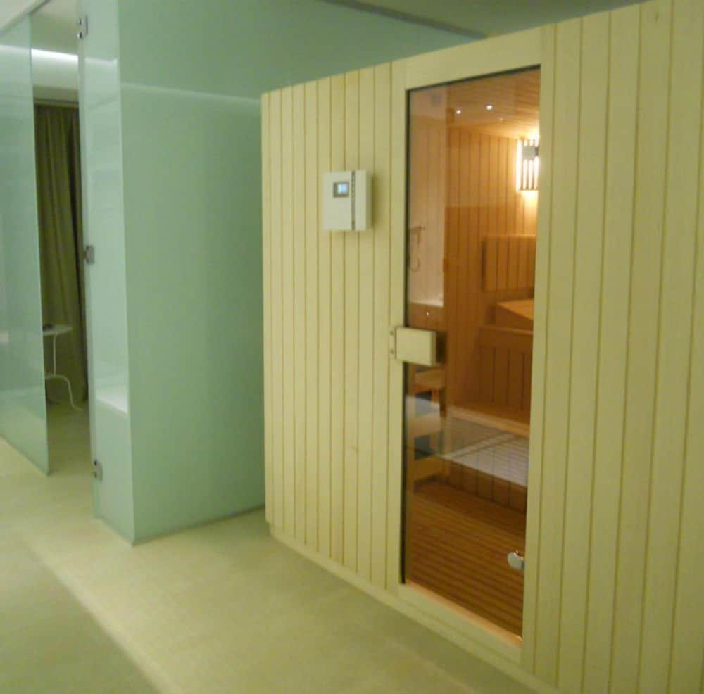 Marshal Garden Hotel Bucarest Exterior foto A modern Finnish sauna