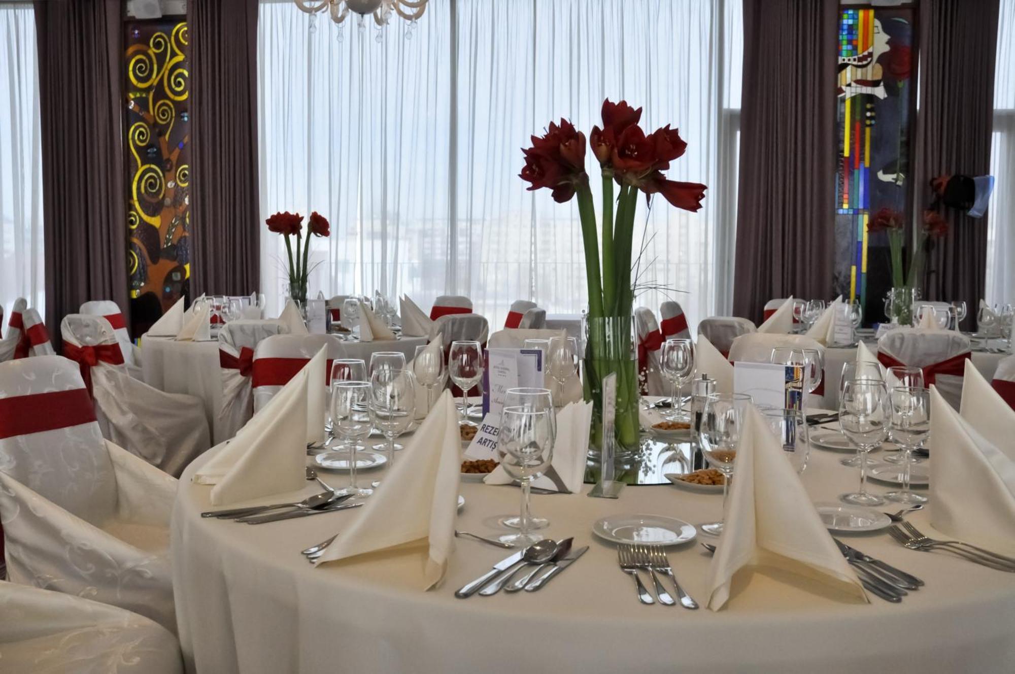 Marshal Garden Hotel Bucarest Exterior foto A table set for a formal dinner