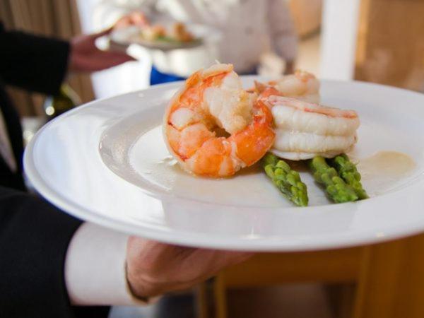 Marshal Garden Hotel Bucarest Exterior foto A waiter serving a plate of food