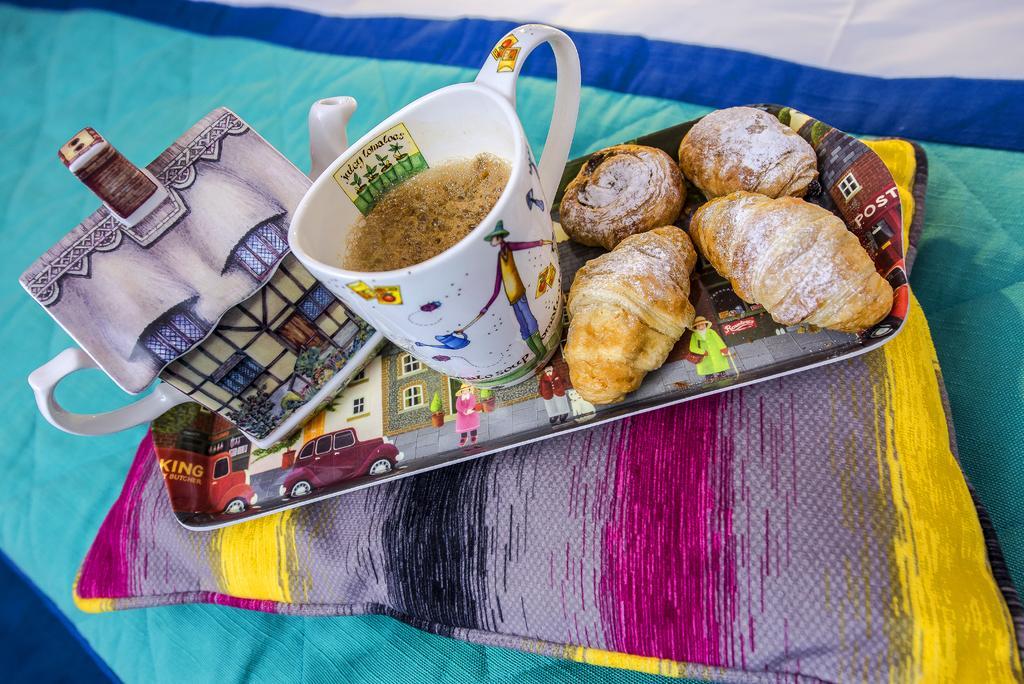 Marshal Garden Hotel Bucarest Exterior foto A cup of tea with a selection of pastries