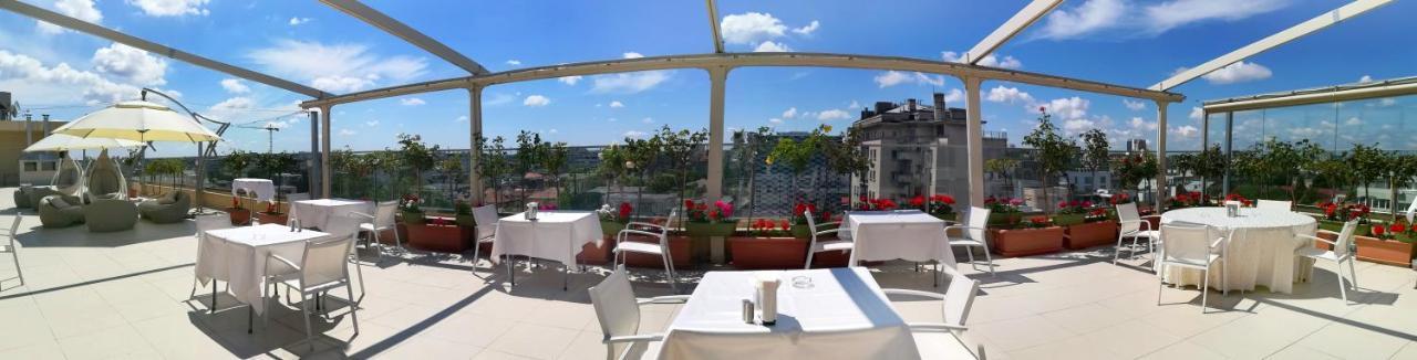 Marshal Garden Hotel Bucarest Exterior foto The rooftop terrace