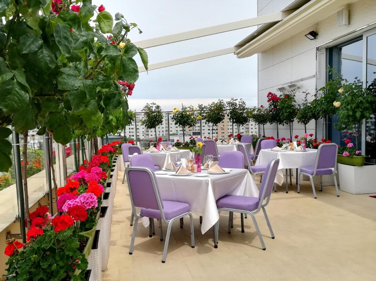 Marshal Garden Hotel Bucarest Exterior foto The terrace of the restaurant