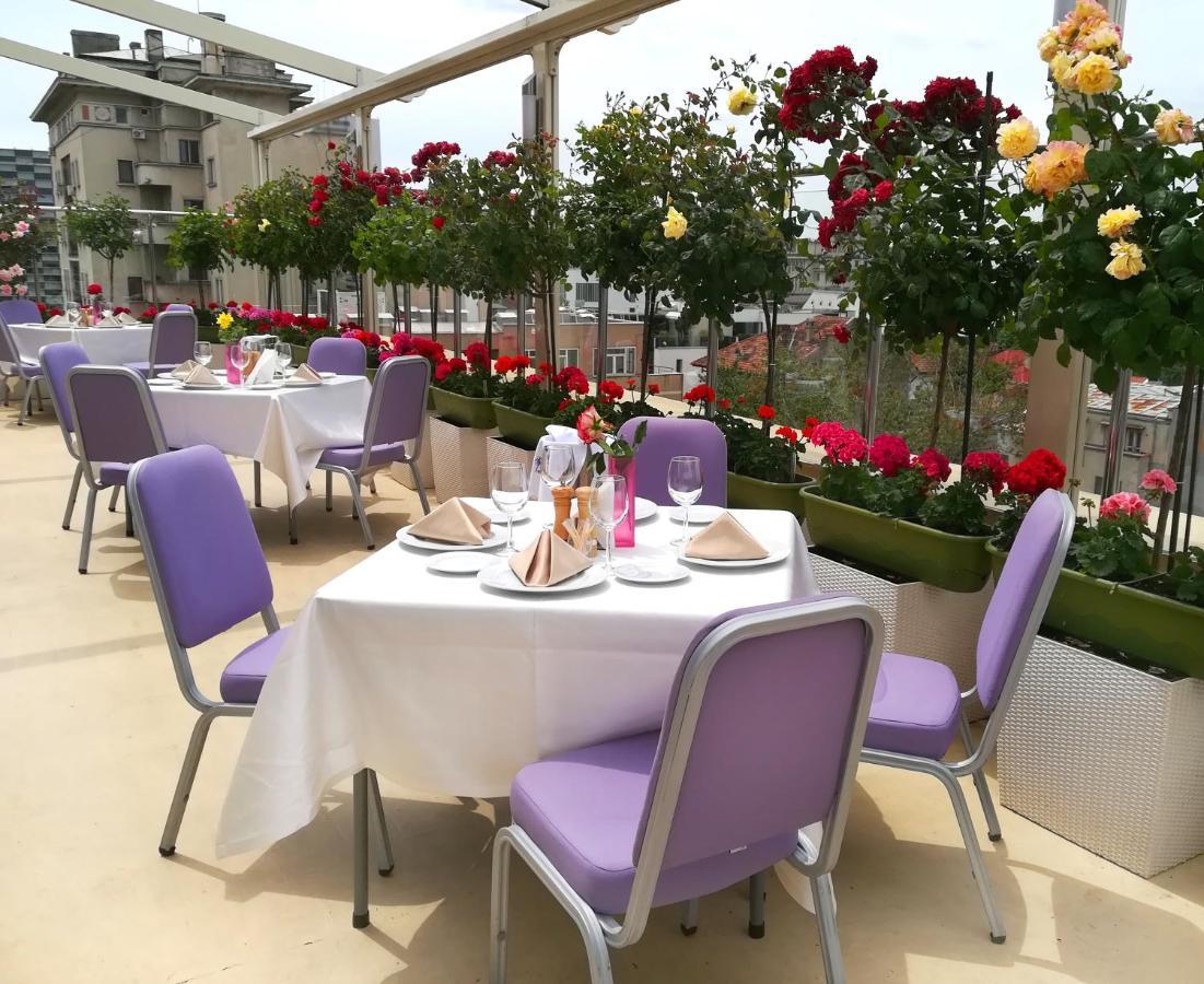 Marshal Garden Hotel Bucarest Exterior foto The rooftop restaurant